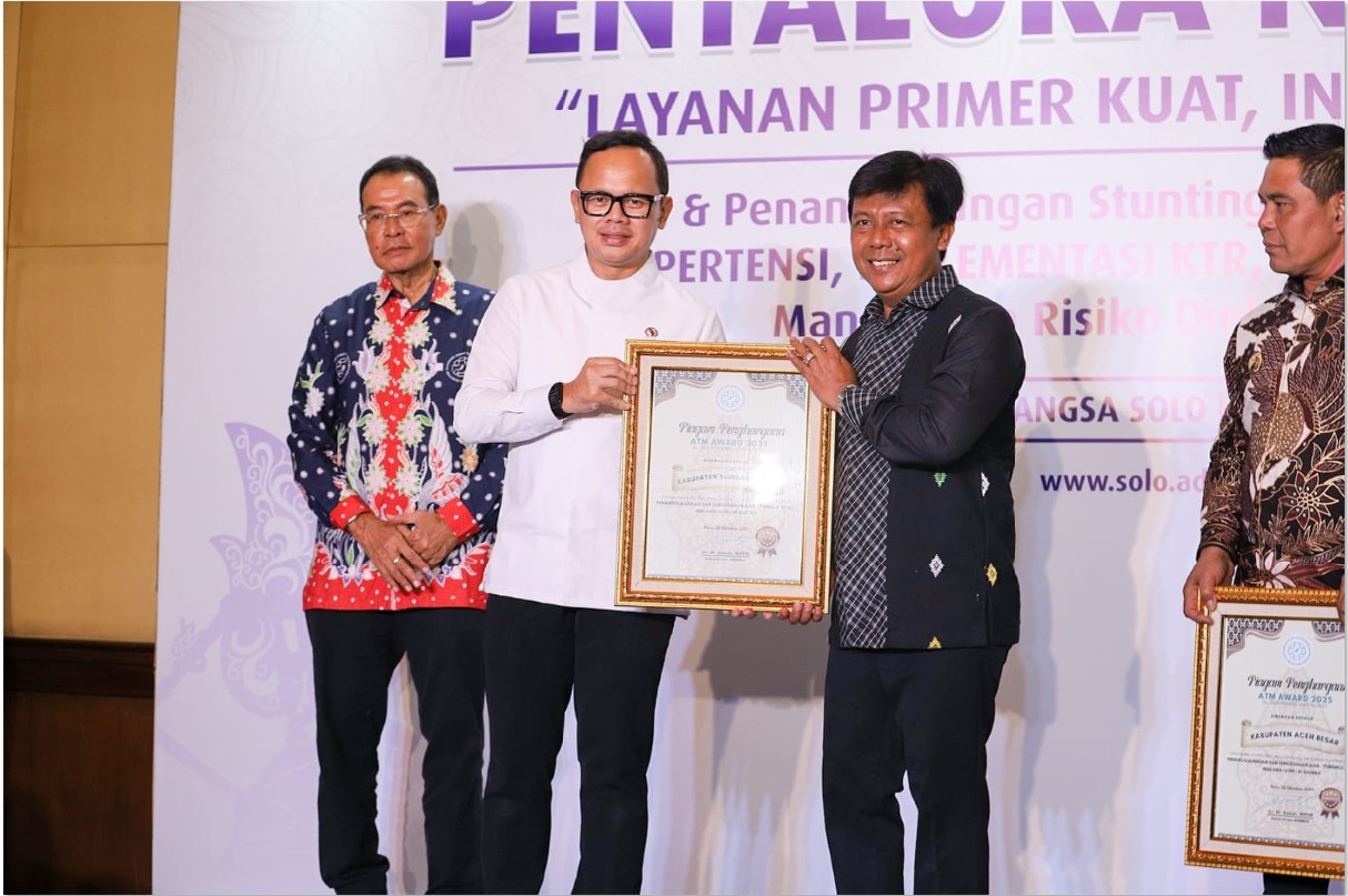 Bupati Sumbawa Barat Amar Nurmansyah saat menerima penghargaan sebagai kepala daerah yang berhasil menanggulangi AIDS, TBC dan Malaria Awards dari Adinkes. Penghargaan diserahkan Wamendagri Bima Arya.