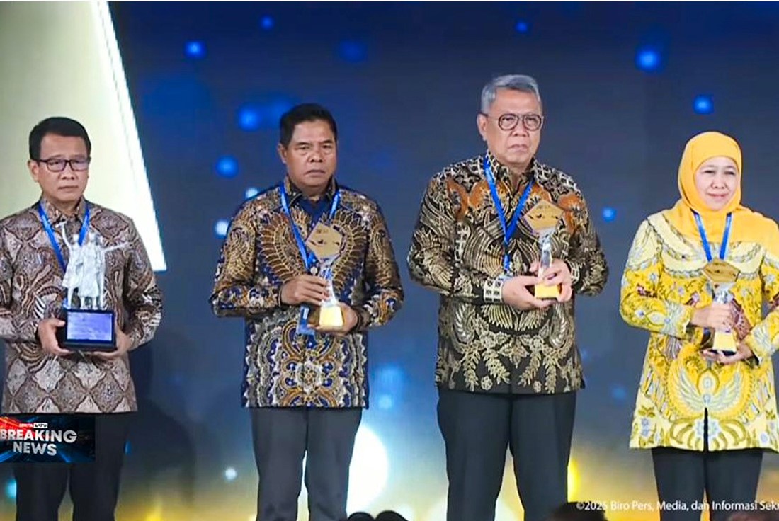 PENGHARGAAN: Bupati Lotim Haerul Warisin (dua dari kiri) menerima penghargaan TPID Award dan Championship TP2DD di Jakarta, Jumat (28/11) lalu.