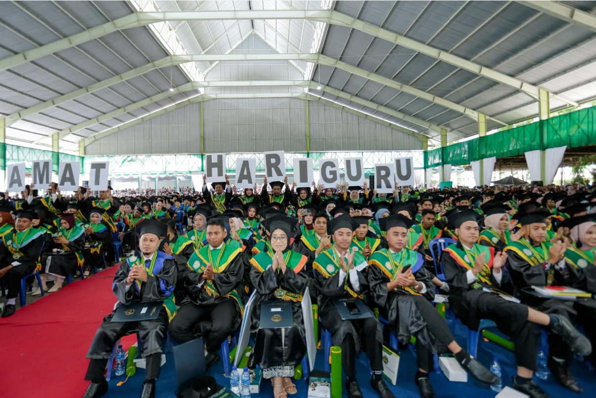 WISUDAWAN: Sebanyak 1.287 wisudawan-wisudawati mengucapkan selamat hari guru pada para dosen mereka di acara Wisuda X Universitas Hamzanwadi, Sabtu (29/11).