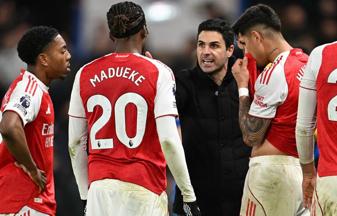 Manajer Arsenal Mikel Arteta saat memberikan arahan pada pemainnya kontra Chelsea.