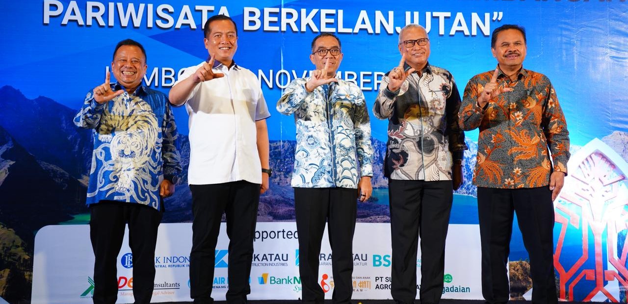 Gubernur NTB H Lalu Muhamad Iqbal bersama Rektor Unram Prof. Ir. Bambang Hari Kusumo  pada Kongres AFEBI XIII , pekan lalu. Kongres AFEBI XIII  di Lombok dorong transformasi pariwisata berkelanjutan.