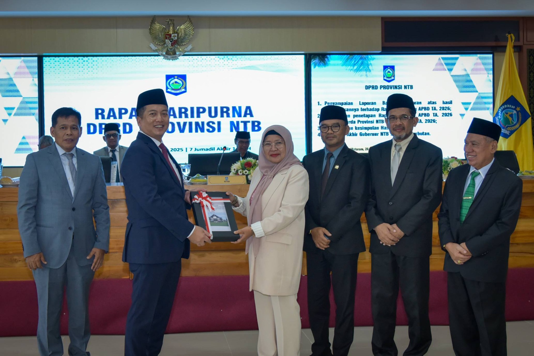 Gubernur NTB Lalu Muhamad Iqbal (dua dari kiri depan) saat menerima dokumen hasil reses 65 anggota dewan dari Ketua DPRD NTB Baiq Isvie Rupaeda, usai rapat paripurna, Jumat (28/11).