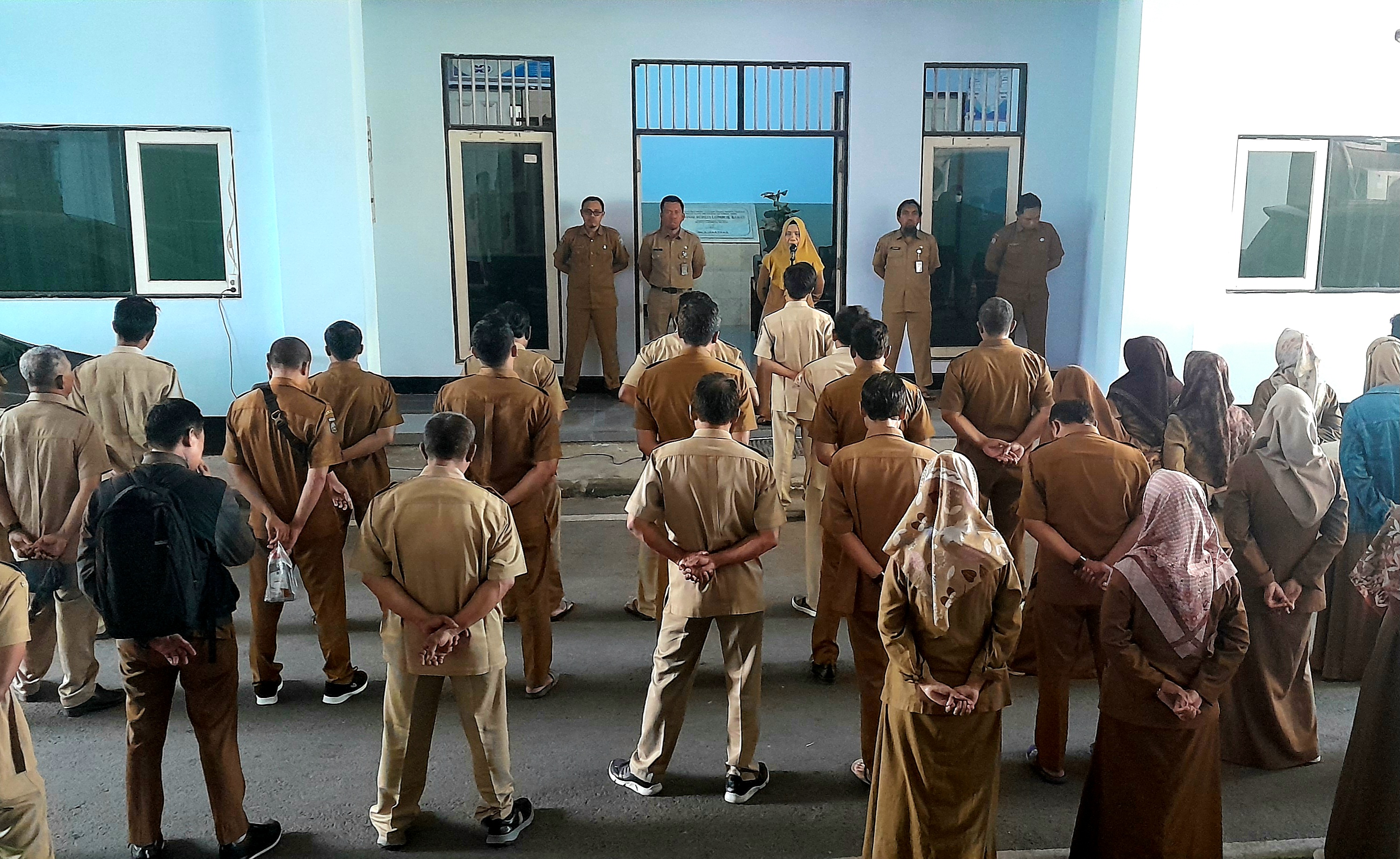 BERI ARAHAN: Para pegawai Pemkab Lobar saat mendengarkan arahan di depan Kantor BKDPSDM Lobar belum lama ini.