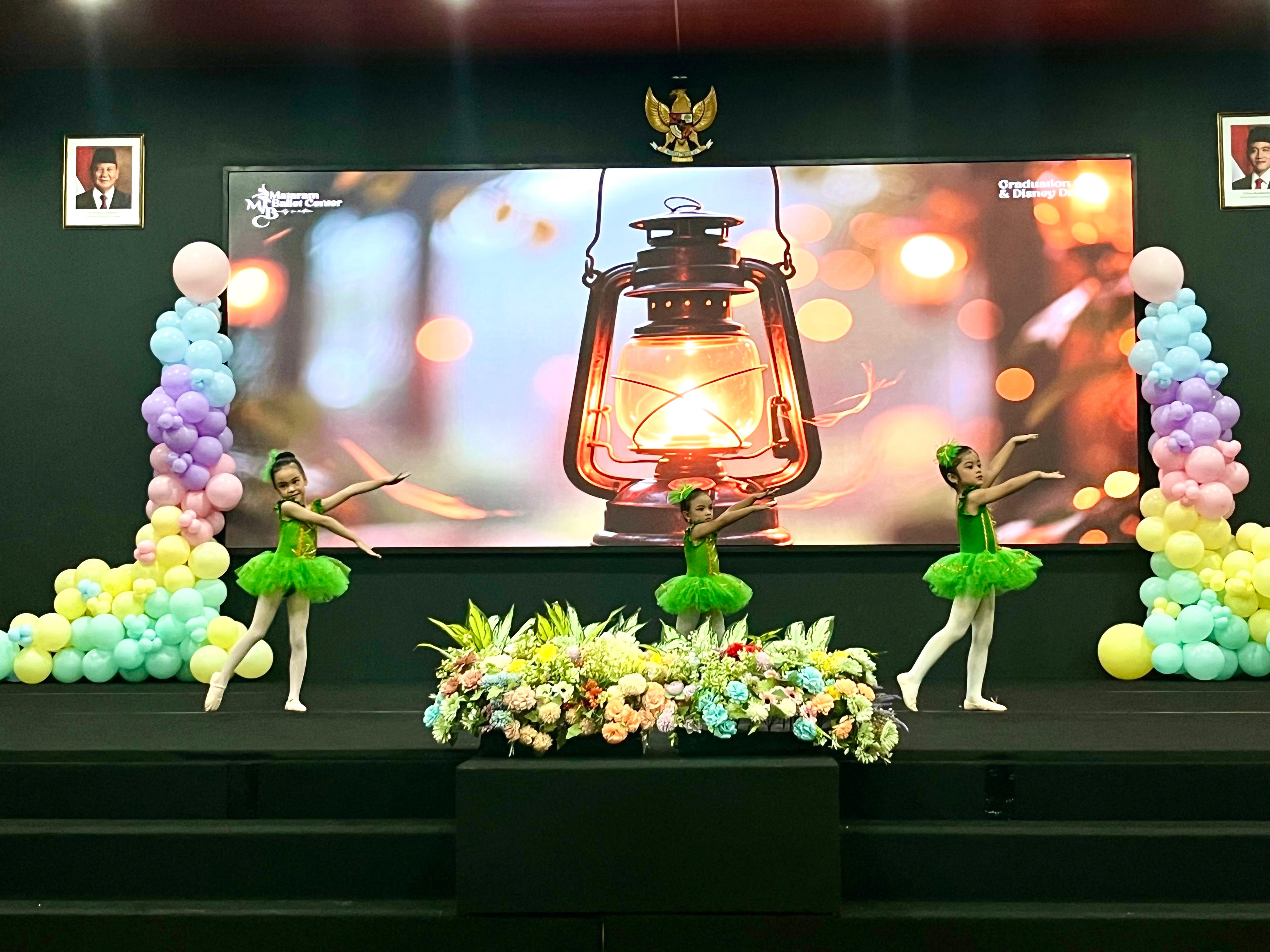 Para murid Mataram Ballet Center yang tampil memukau di acara Graduation Gala dan Disney Dreams, di aula lantai enam Bank NTB Syariah, Sabtu (29/11).