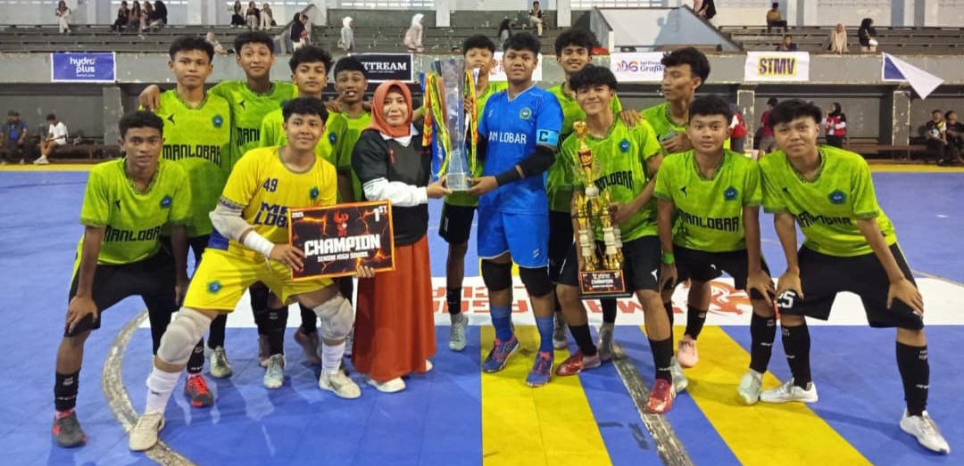 Tim Futsal MAN Lobar mengangkat tropi juara SFC 2025 di GOR 17 Desember, Minggu (30/11). Tim Futsal MAN Lobar Juara SFC 2025 Usai menang adu penalti dramatis.