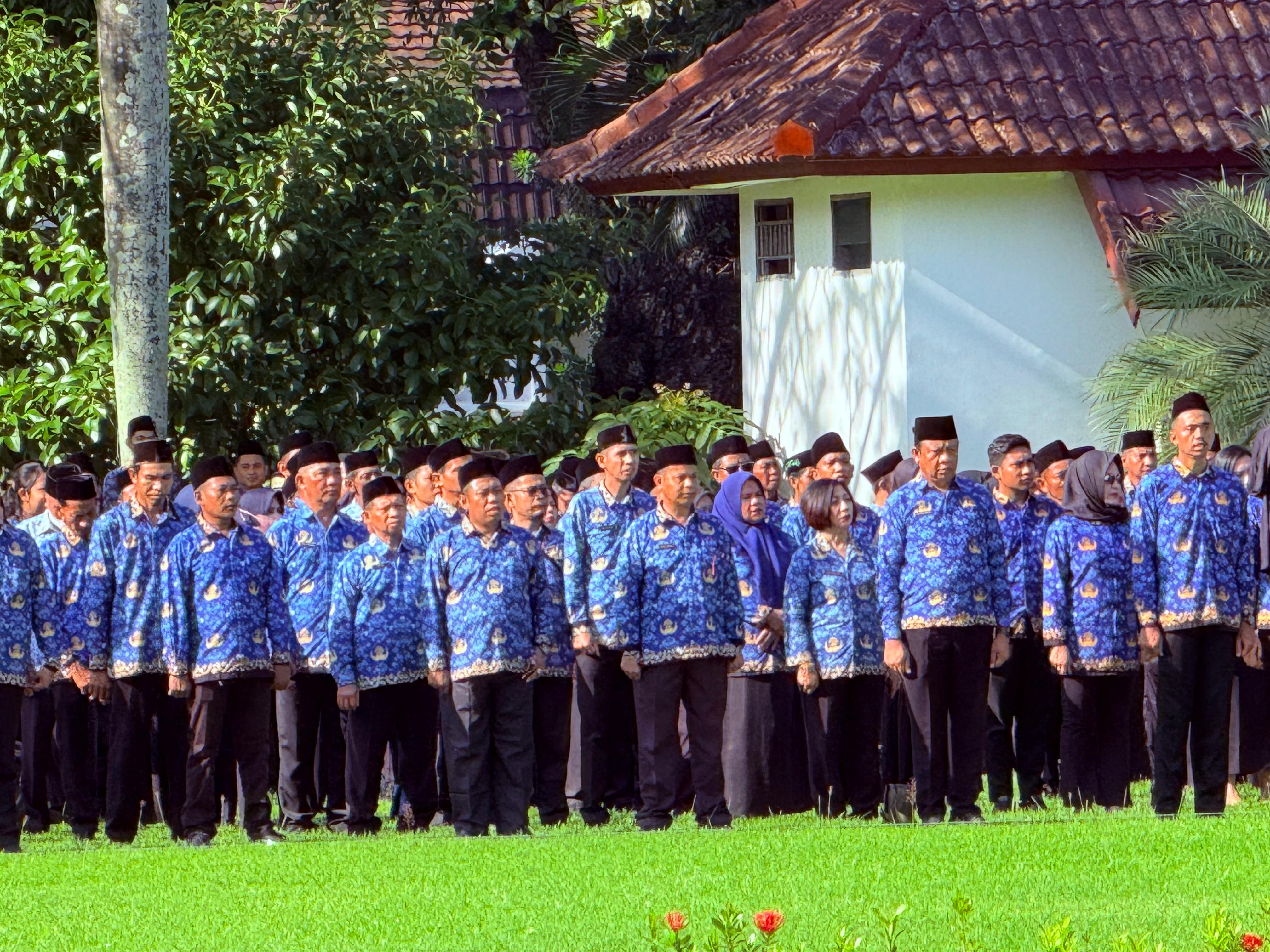 ASN lingkup Pemprov NTB saat mengikuti upacara Hari Kesadaran Nasional di Lapangan Bumi Gora, Kantor Gubernur NTB beberapa waktu lalu.