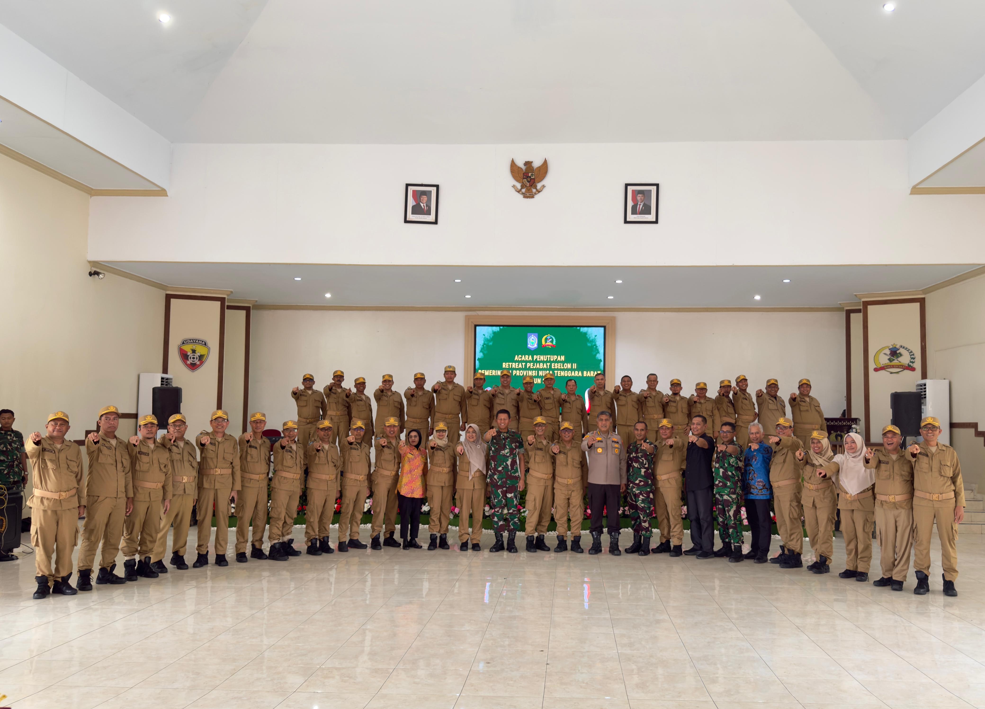 Danrem 162/Wira Bhakti Brigjen TNI Moch Sjasul Arief, berfoto bersama seluruh pejabat Eselon II Pemprov NTB dan pihak terkait, saat penutupan kegiatan retreat di Korem 162/Wira Bhakti, Minggu (30/11).