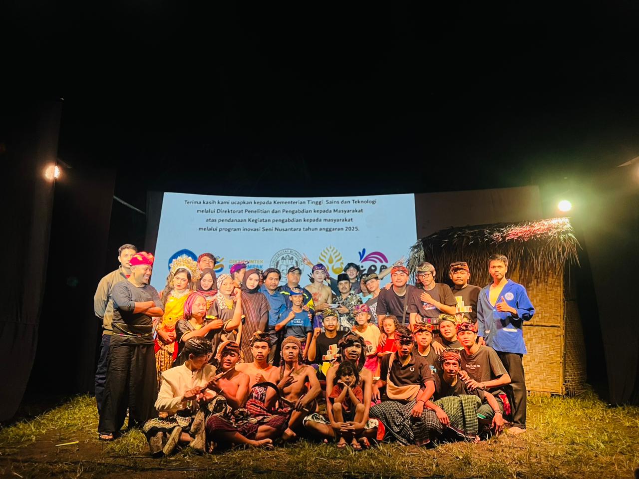 Foto bersama para Tim PISN S1 Seni Pertunjukan Universitas Bumigora dan Kampung Baca Pelangi pada sela pertunjukan drama teater &ldquo;Putri Cilinaya&rdquo; di desa setempat (29/11).