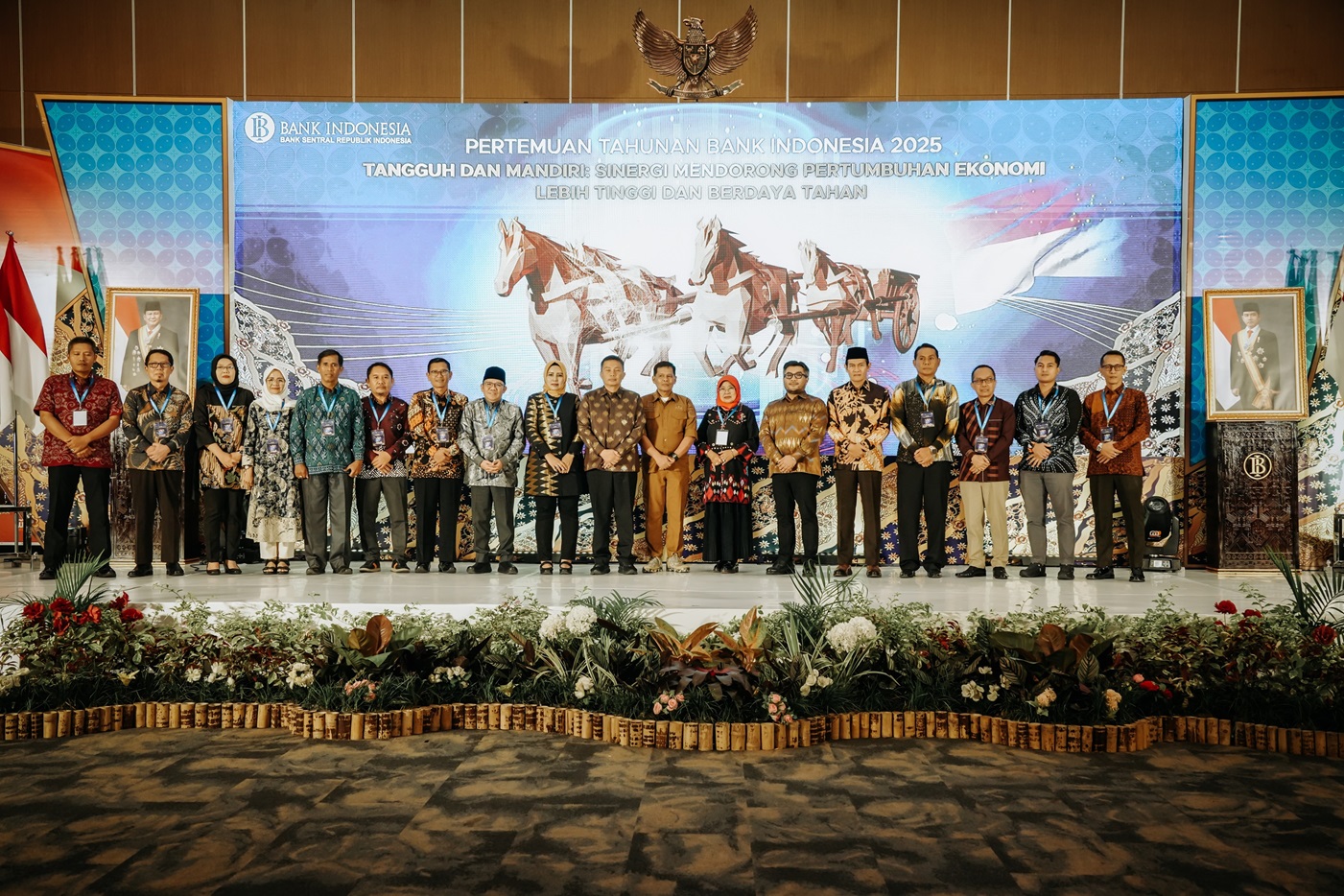 Deretan 13 mitra kerja terbaik yang mendapatkan penghargaan atas dukungan dalam pelaksanaan tugas Bank Indonesia di NTB sepanjang tahun 2025 dalam kegiatan PTBI NTB 2025