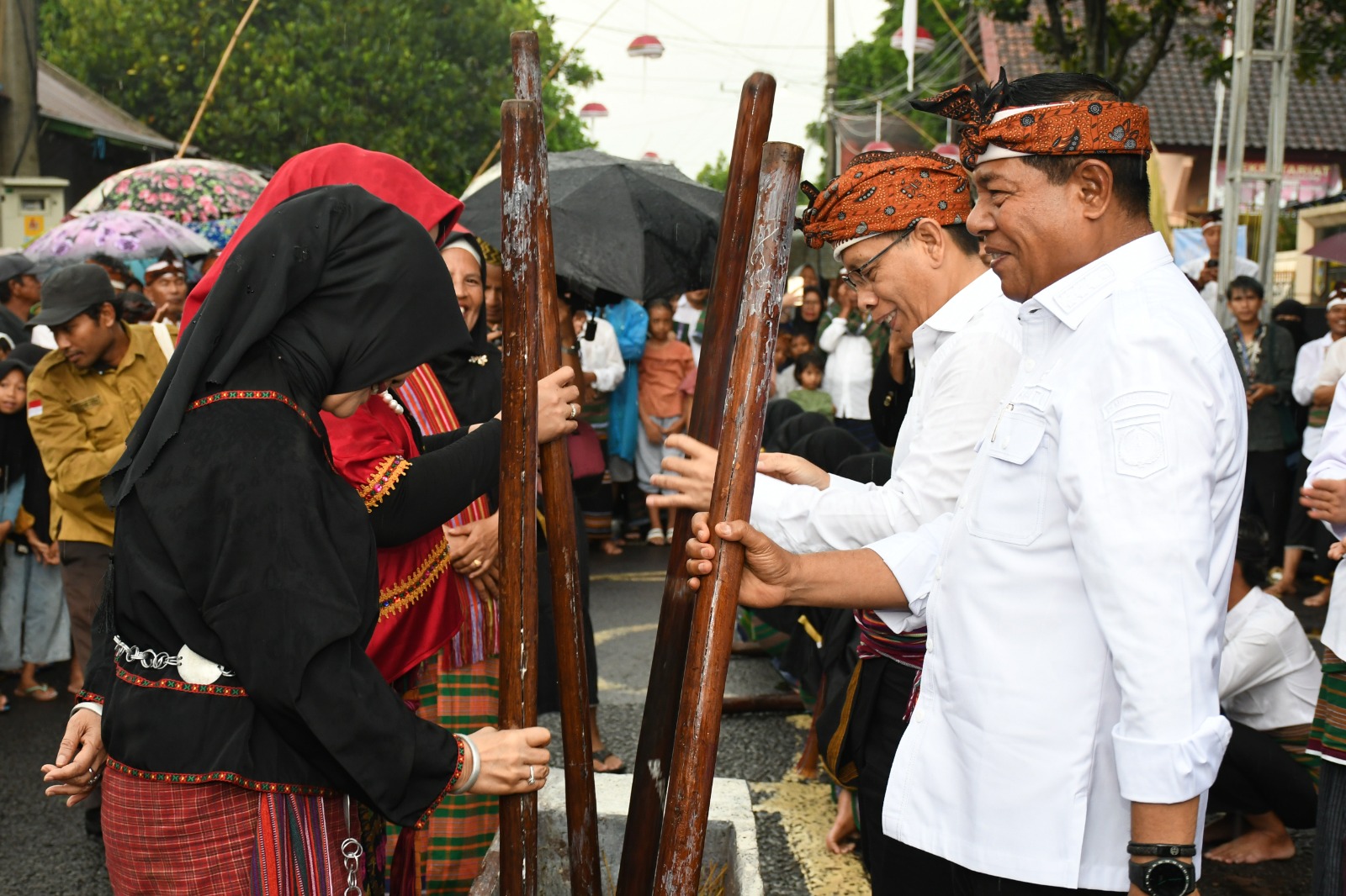 Bupati bersama wakil bupati Lombok Timur saat melakukan prosesi Metu Telu sebagai simbol kebersamaan tiga unsur, tokoh agama, tokoh adat dan pemerintah.