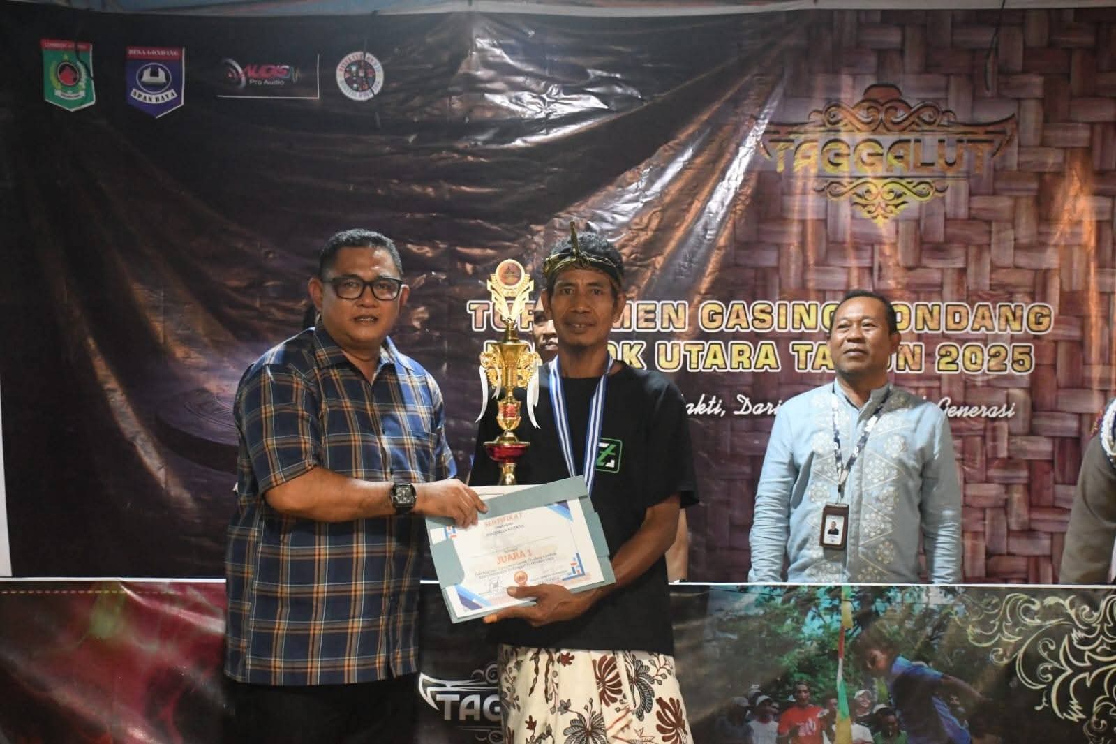 PERMAINAN TRADISIONAL: Wakil Bupati KLU Kusmalahadi Syamsuri menyerahkan hadiah kepada pemenang lomba Gasing