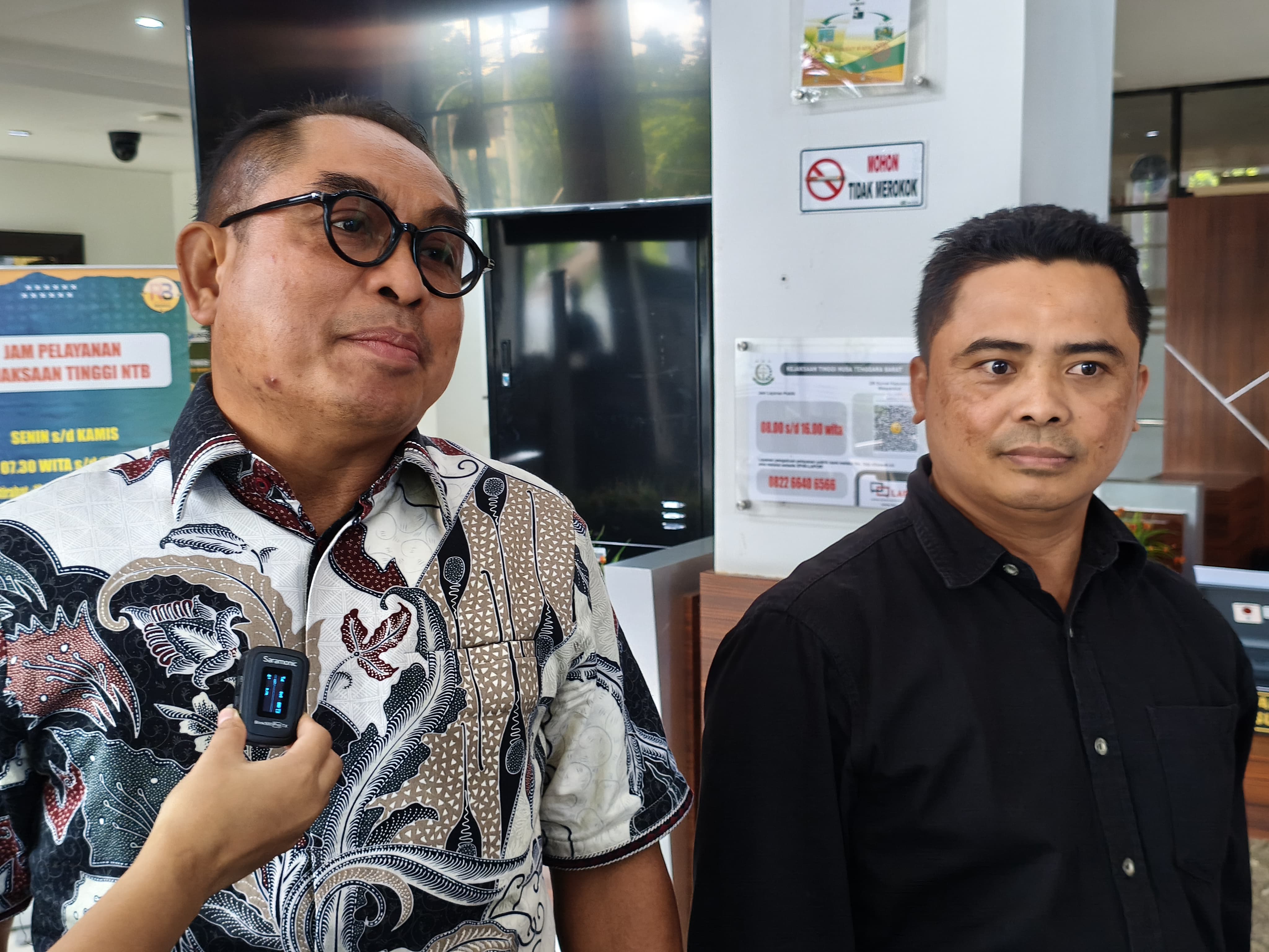 PEMERIKSAAN: Anggota DPRD NTB Sudirsah (kiri) dan M Akri memberikan keterangan terkait pemeriksaannya di kantor Kejati NTB, Senin (1/12).