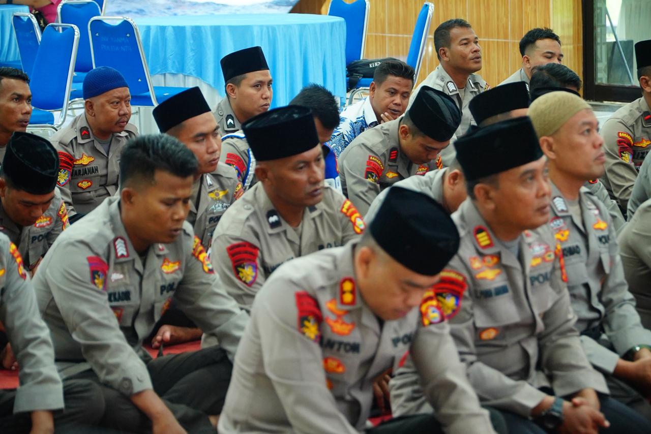Ditpolairud Polda NTB menggelar acara syukuran HUT Polairud ke-75 dengan menggelar doa bersama dan penggalangan bantuan untuk korban bencana Sumatera, Senin (1/12).
