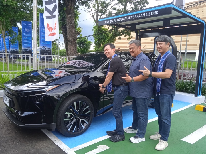 MOBIL TERBAIK: Proses pengisian baterai di stasiun pengisian kendaraan listri, di Krida Toyota, di Narmada, Lombok Barat.