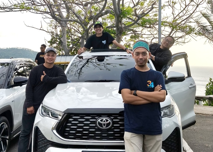 MOBIL TANGGUH: Empat wartawan terpilih yang mengendarai salah satu unit Toyota.