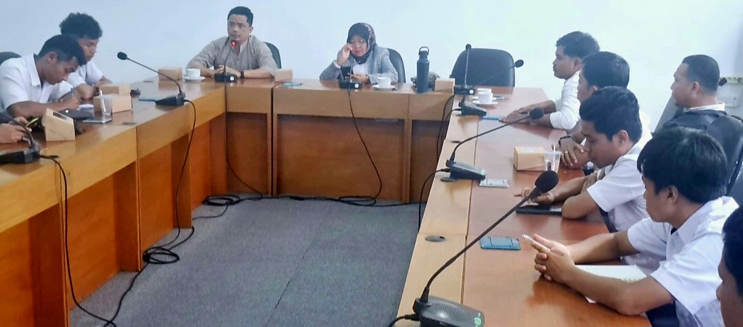 Ketua DPRD NTB Baiq Isvie Rupaeda dan Ketua Komisi I Mohammad Akri saat menerima audiensi para tenaga honorer beberapa waktu lalu.