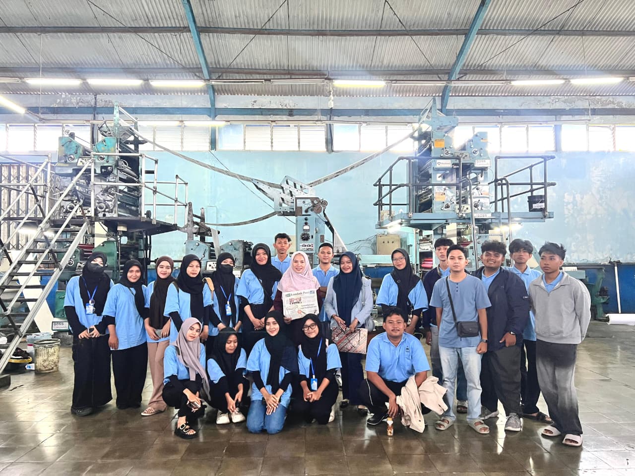 Kunjungan peserta Program Pendidikan Kecakapan Wirausaha (PKW) Tahun 2025 LKP Arsyfa Multicom ke percetakan Lombok Post