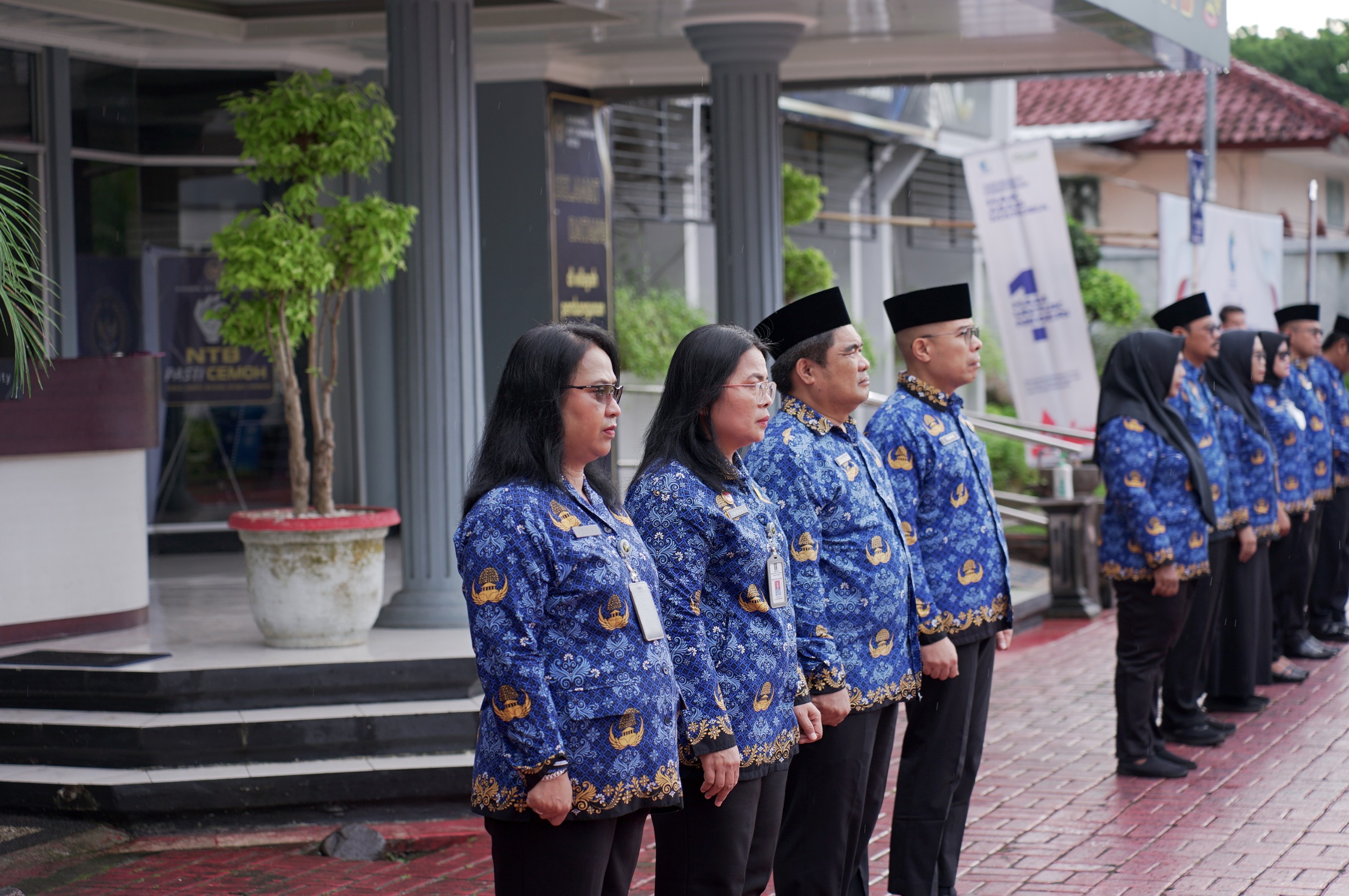 Kanwil Kemenkum NTB I Gusti Putu Milawati dan jajaran  mengikuti upacara HUT ke-54 KORPRI, ditekankan untuk siaga, solid, dan berintegritas dalam pelayanan publik.
