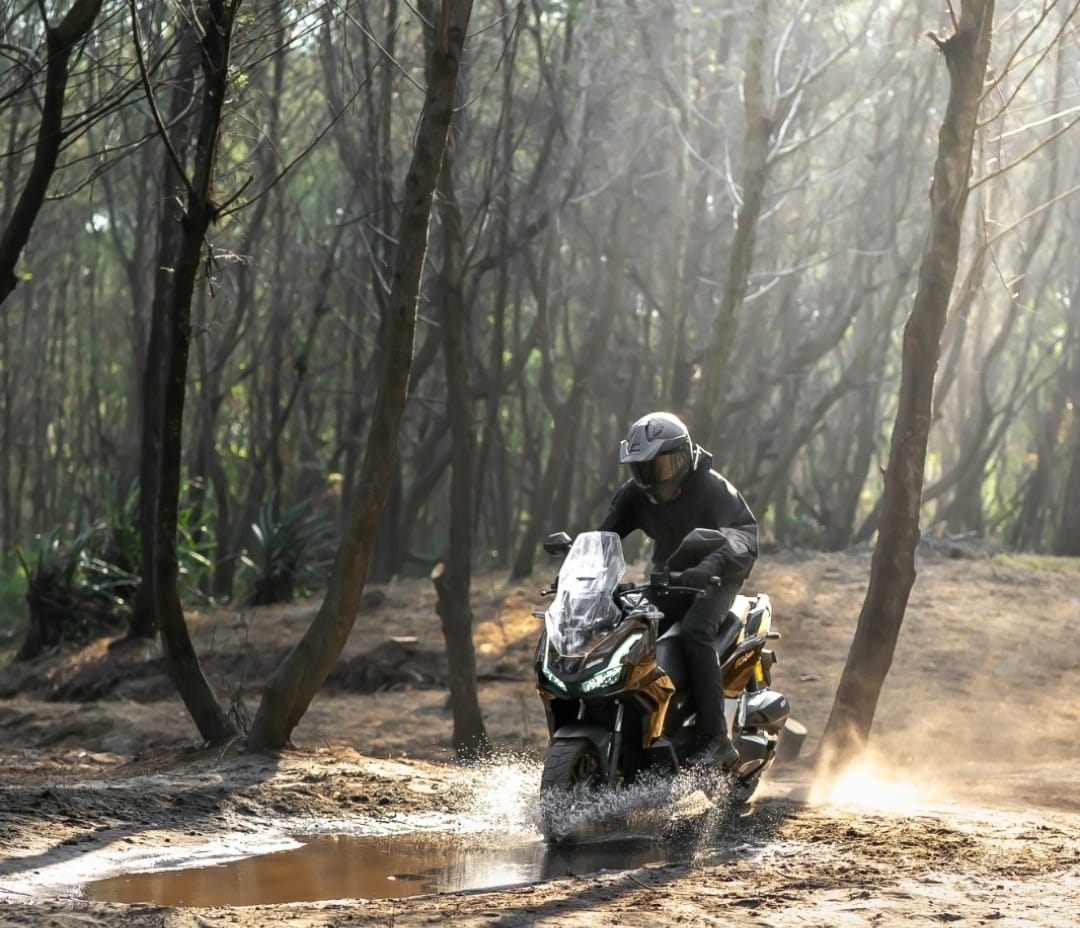 Teknik Aman Melewati Genangan Air