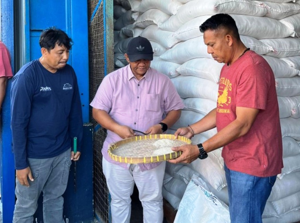 Pimpinan Wilayah Bulog NTB, Mara Kamin Siregar (tengah) saat melakukan pengecekan langsung beras di gudang Bulog, beberapa hari lalu.
