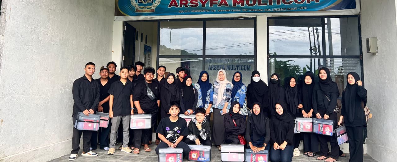 WIRAUSAHA MUDA: Pimpinan LKP Arsyfa Multicom Nita Merliani berfoto bersama peserta Program Pendidikan Kecakapan Wirausaha (PKW) Tahun 2025.