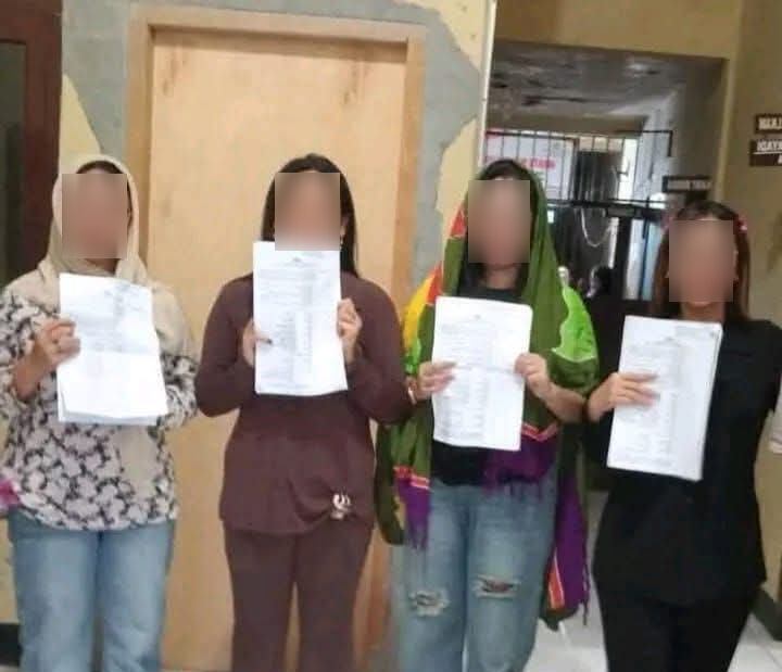 DITAHAN: Empat perempuan terlibat kasus penyalahgunaan narkotika jenis ekstasi ditahan Polres Dompu, beberapa hari lalu.