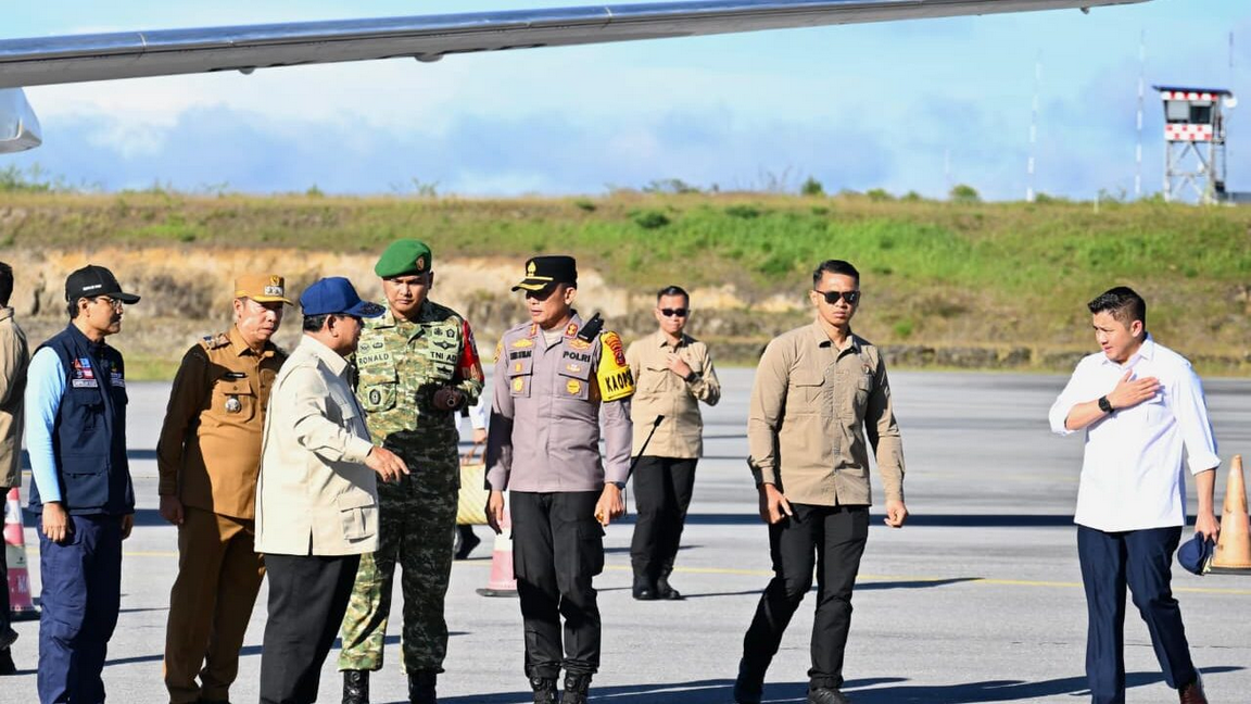 Presiden Prabowo Subianto pada hari Senin (1/12/2025) tiba di Kabupaten Tapanuli Tengah, Sumatera Utara, menggunakan Helikopter Caracal TNI AU.