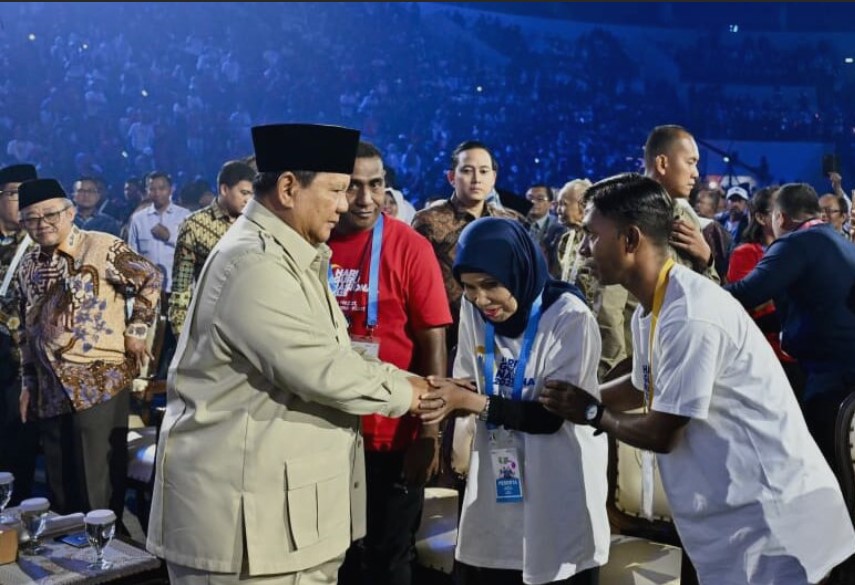 Presiden Prabowo Subianto menyapa para guru pada salah satu kegiatan bersama guru-guru yang digelar di Indonesia Arena, Jakarta.