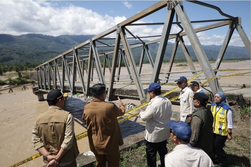 TINJAU LOKASI BENCANA: Presiden Prabowo Subianto meninjau lokasi daerah terdampak banjir di Kutacane, Kabupaten Aceh Tenggara, Senin (1/12).