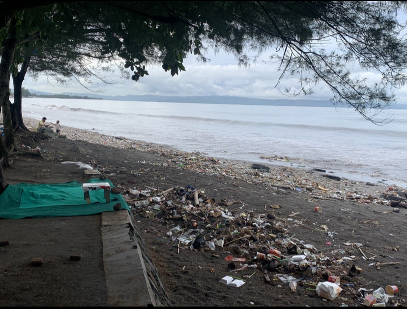 Sampah pesisir Loang Baloq
