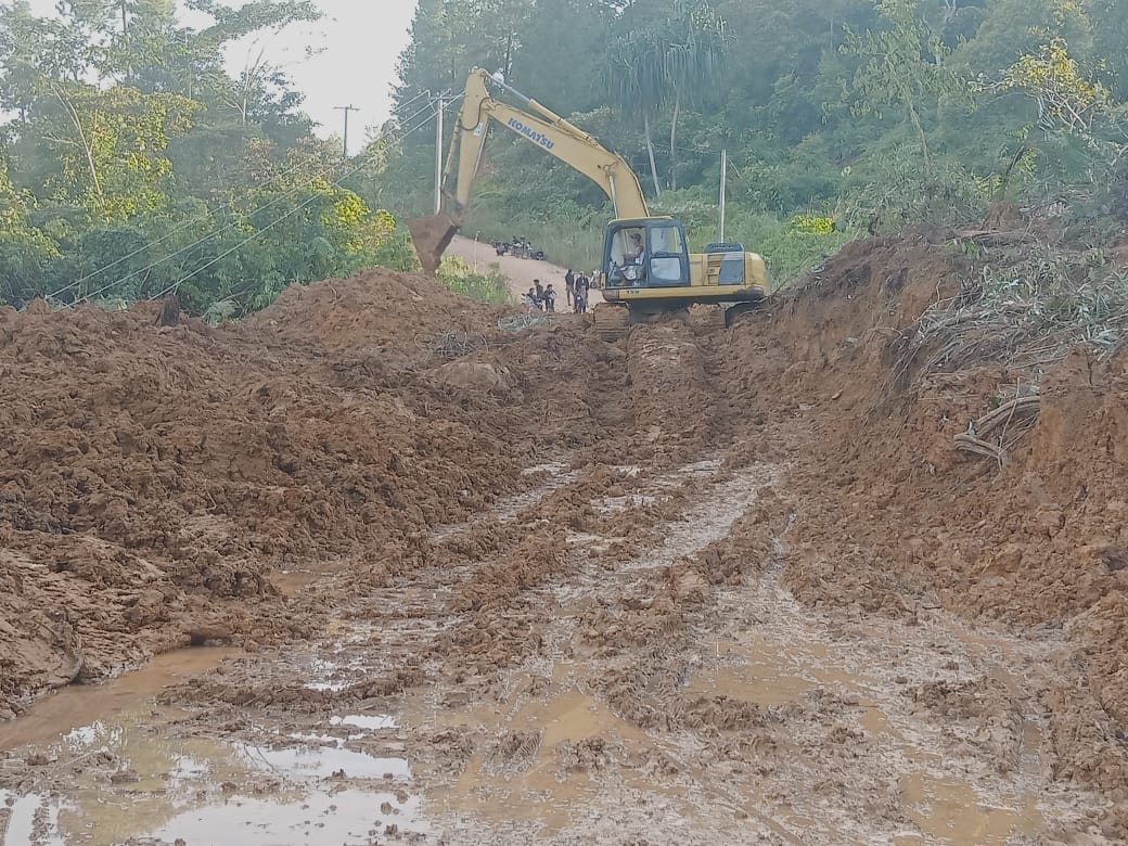 Tim PUPR Bener Meriah dan TIM PUPR Provinsi Aceh melakukan pembersihan jalan terdampak longsor di ruas jalan KKA-Bener Meriah, Provinsi Aceh pada Senin (1/12).