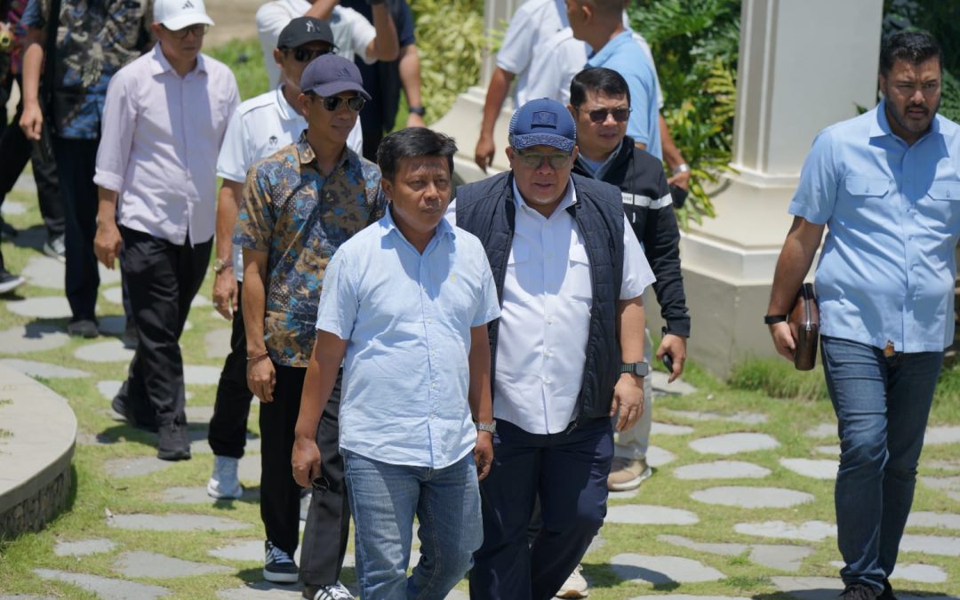 KUNKER: Bupati Sumbawa Barat Amar Nurmansyah saat mendampingi Wamen PKP Fahri Hamzah saat kunker di KSB, beberapa waktu lalu.