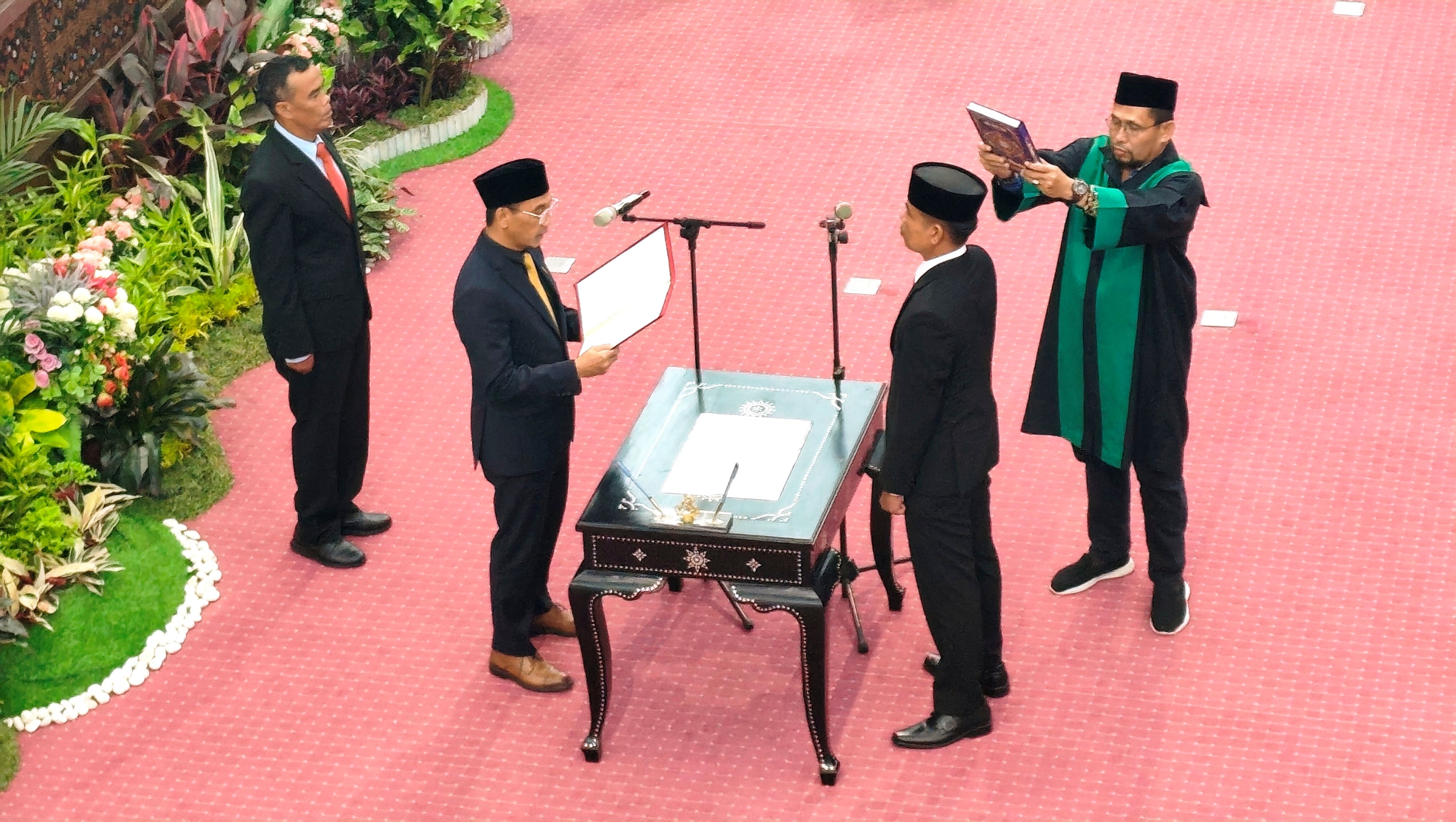 Ketua DPRD Loteng Lalu Ramdan (kiri) mengambil sumpah janji Dono Kasino Indro yang dilantik menjadi anggota DPRD Loteng sisa masa jabatan 2024-2029 di ruang sidang utama DPRD Loteng, Senin (1/12).