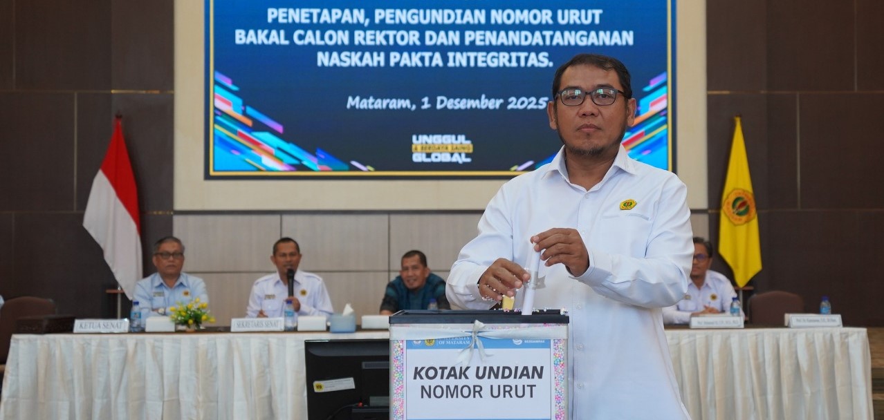 Prof Kuniawan saat  penetapan dan pengundian nomor urut bakal calon Rektor Unram dan penandatanganan pakta integritas pada rapat senat khusus di Ruang Sidang Senat Rektorat Unram, Senin (1/12).