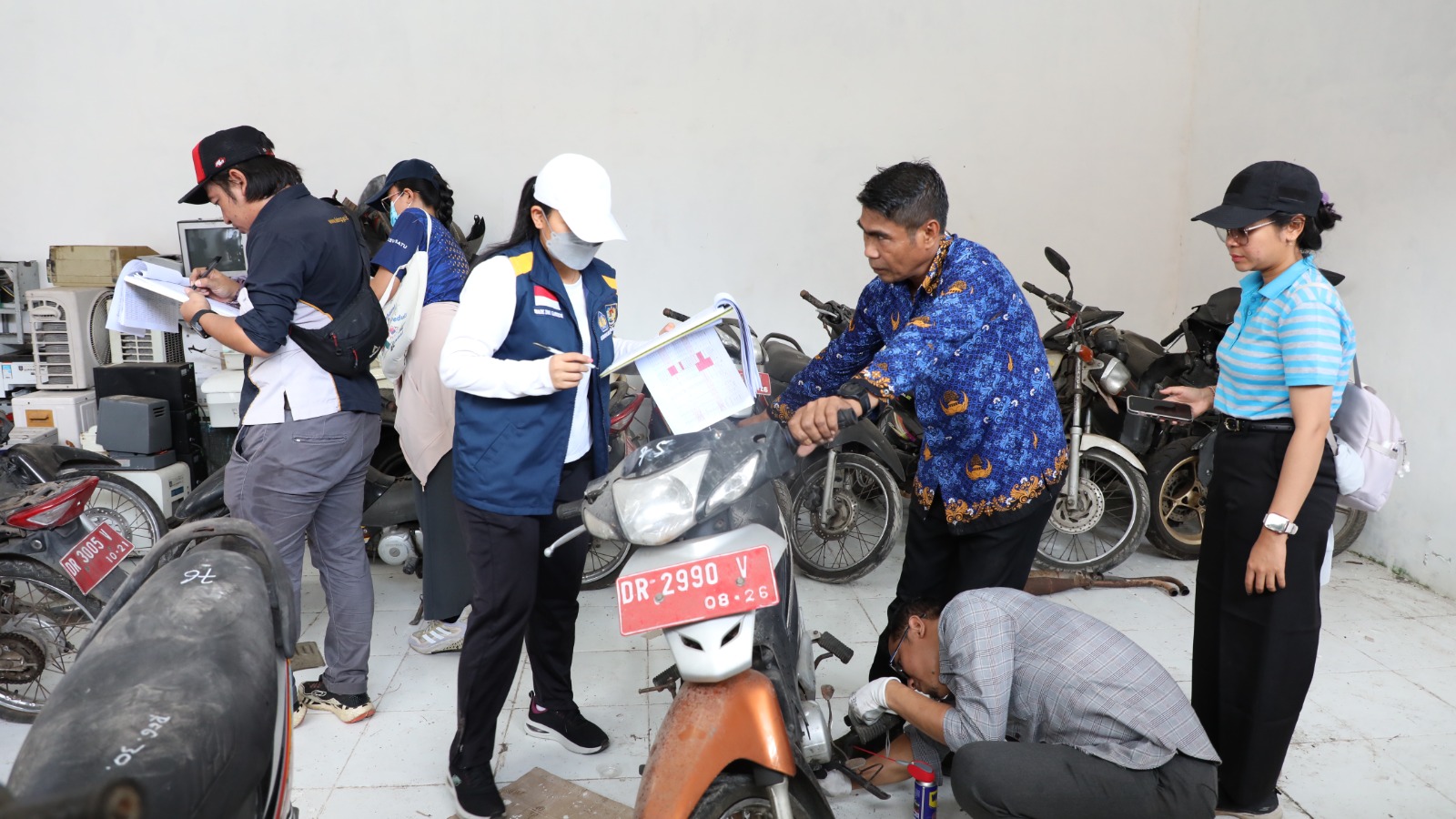 Sejumlah petugas dari KPKNL Mataram dan BKAD Loteng menilai ratusan randis yang akan dilelang secara daring, Senin (1/12).