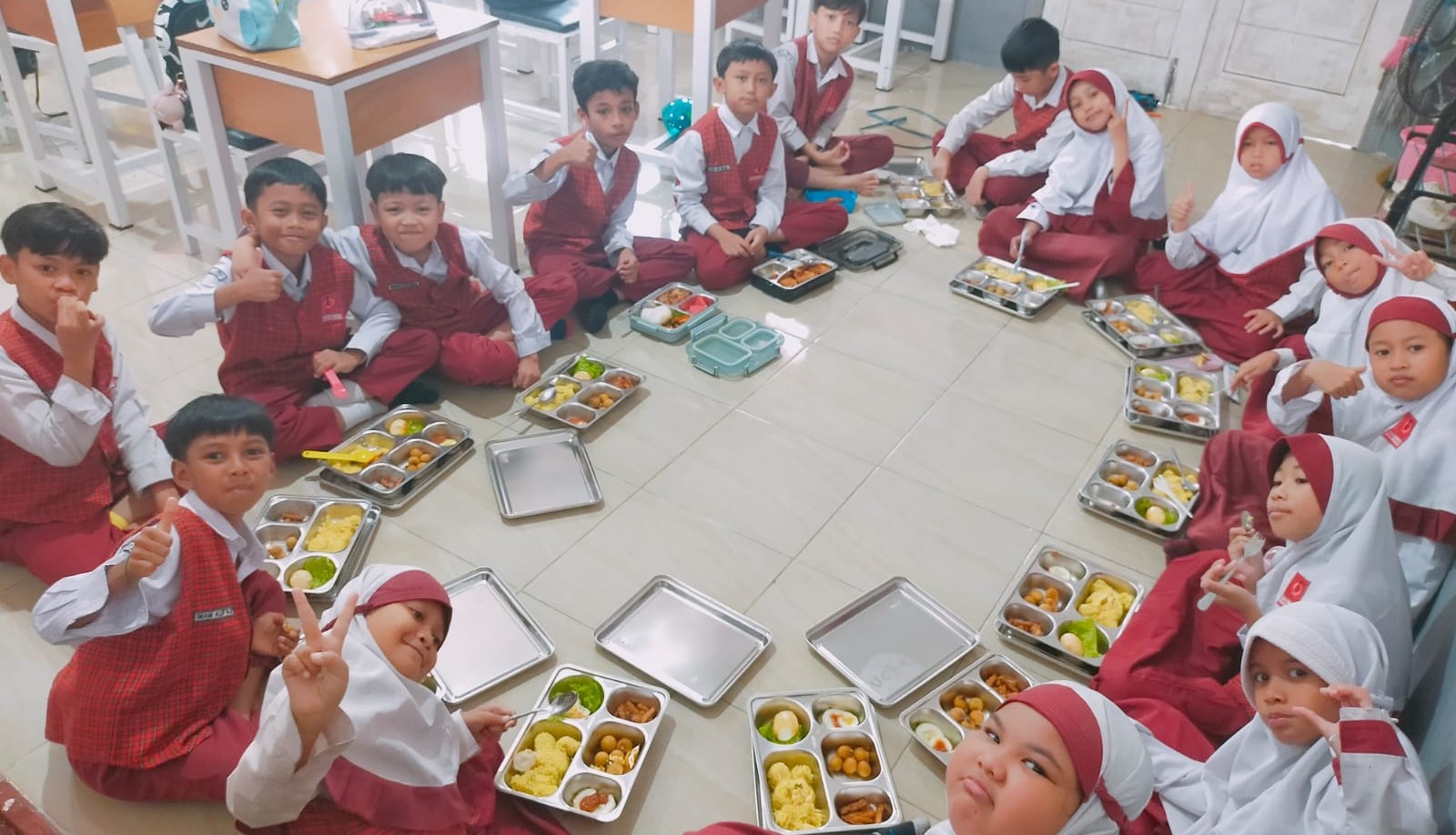 Murid SD Al Iqra Mataram saat menyantap makanan program MBG di sekolah setempat, Senin lalu (1/12). Program MBG disambut antusias murid SD Al Iqra Mataram.