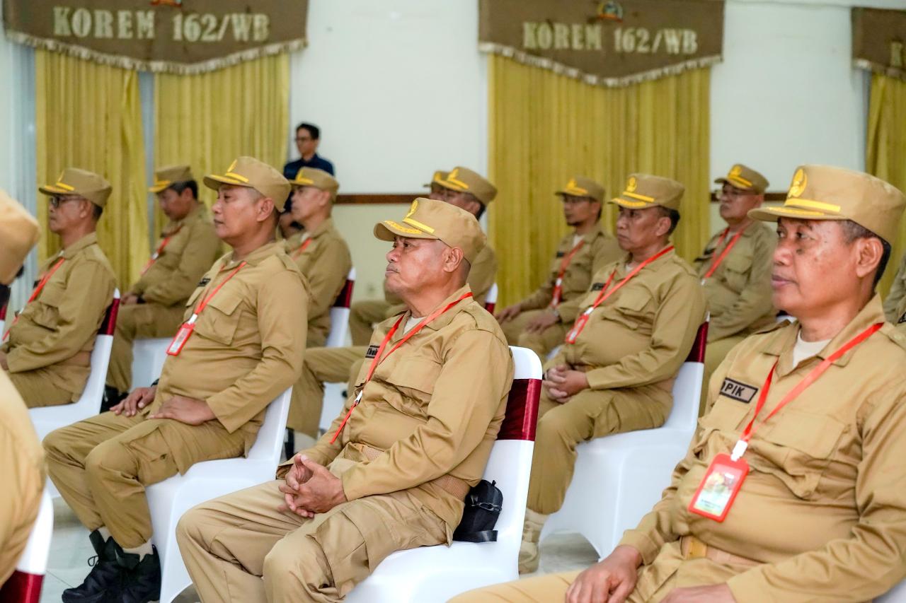 BANTU KEPALA DAERAH: Sejumlah pejabat Eselon II lingkup Pemprov NTB, saat mengikuti retreat di Korem 162 Wira Bhakti, Sabtu (29/11).