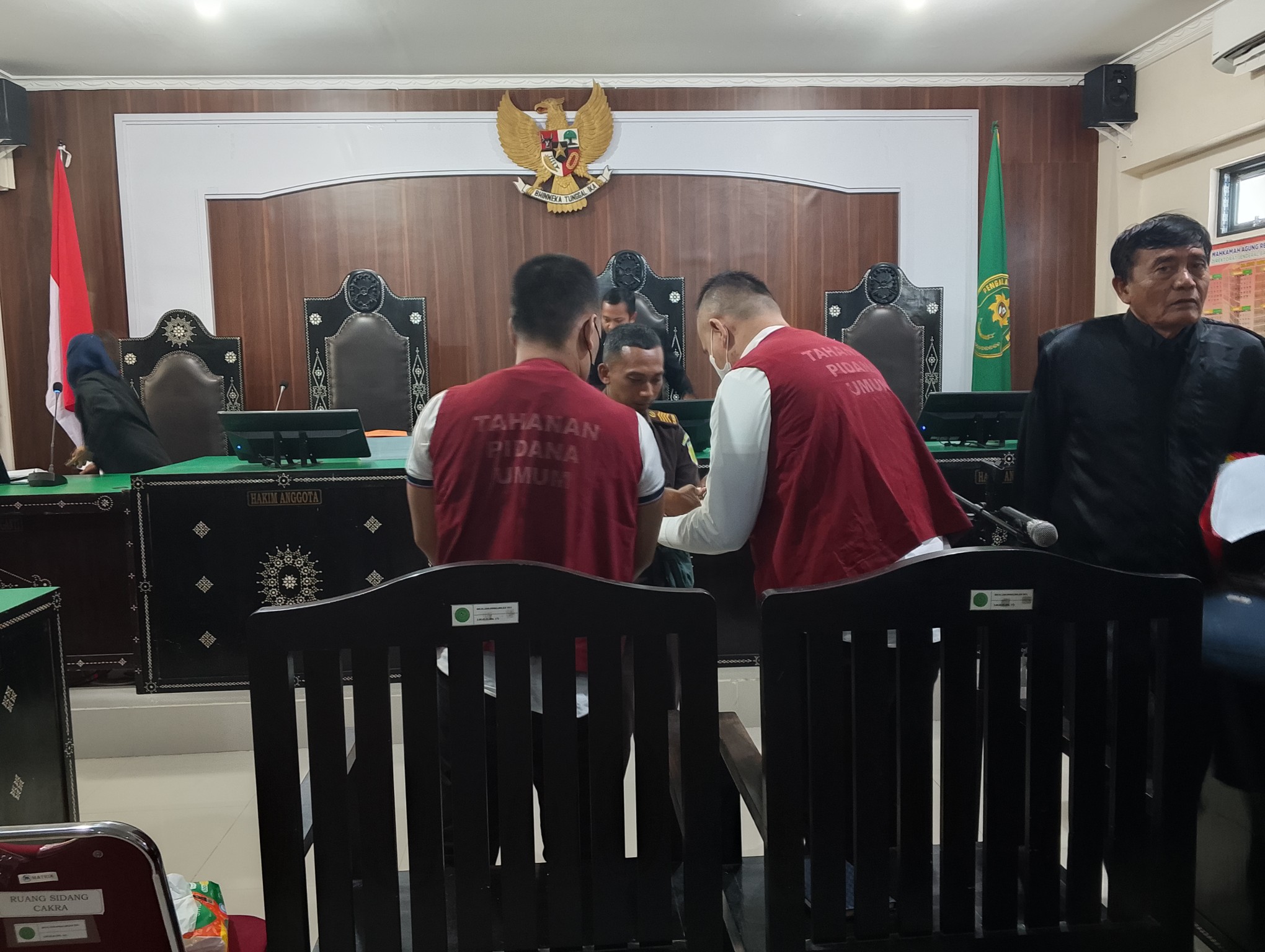 SIDANG PEMBUKTIAN: Terdakwa pembunuhan Brigadir Nurhadi, Ipda Gde Aris Chandra Widianto dan Kompol I Made Yogi Purusa Utama dikawal jaksa usai persidangan di PN Mataram, Senin (1/12).