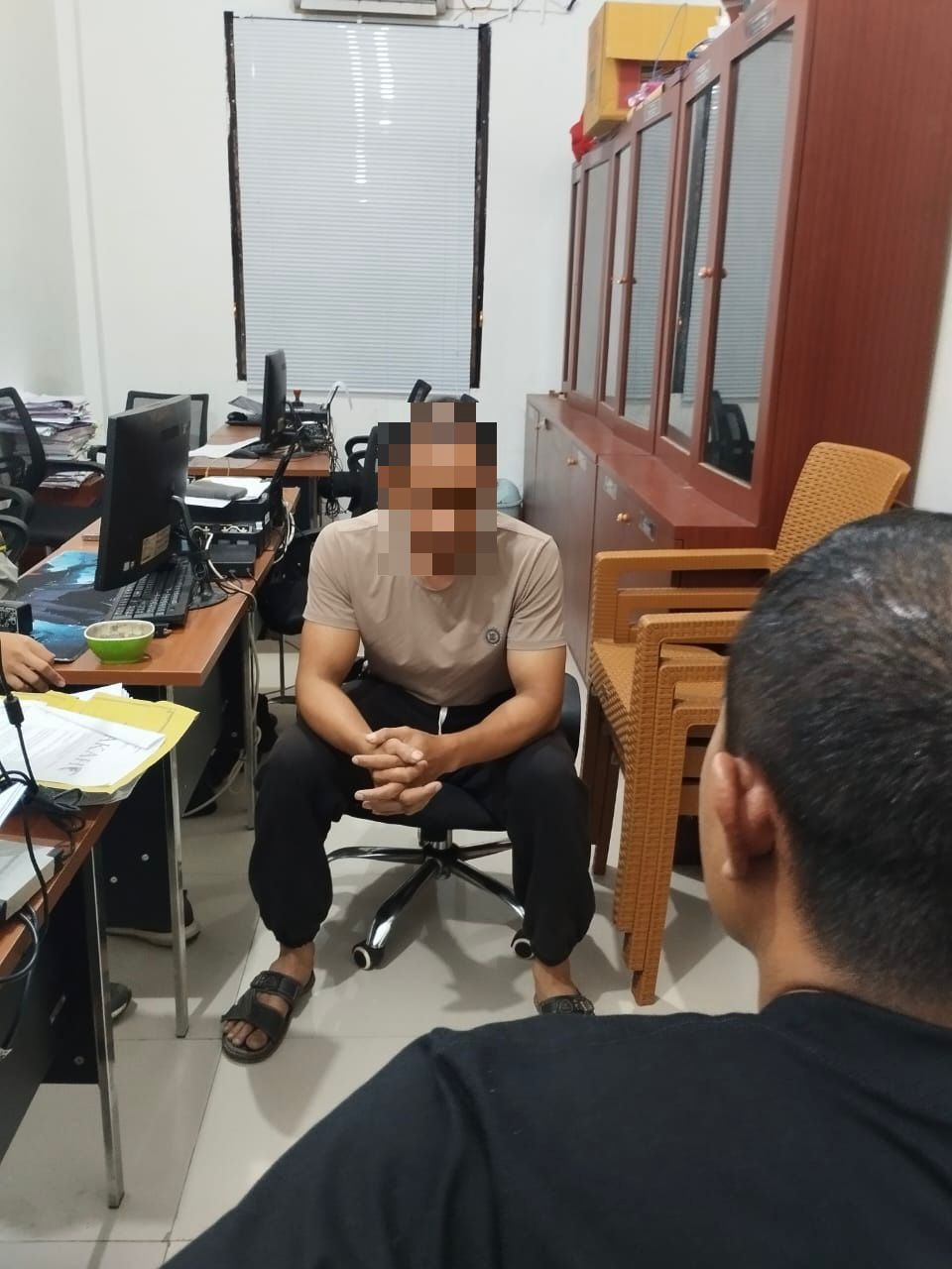 DIAMANKAN: Terduga pelaku pemerkosaan terhadap anak kandungnya sendiri berinisial AS diinterogasi penyelidik di Polresta Mataram, Senin (1/12)