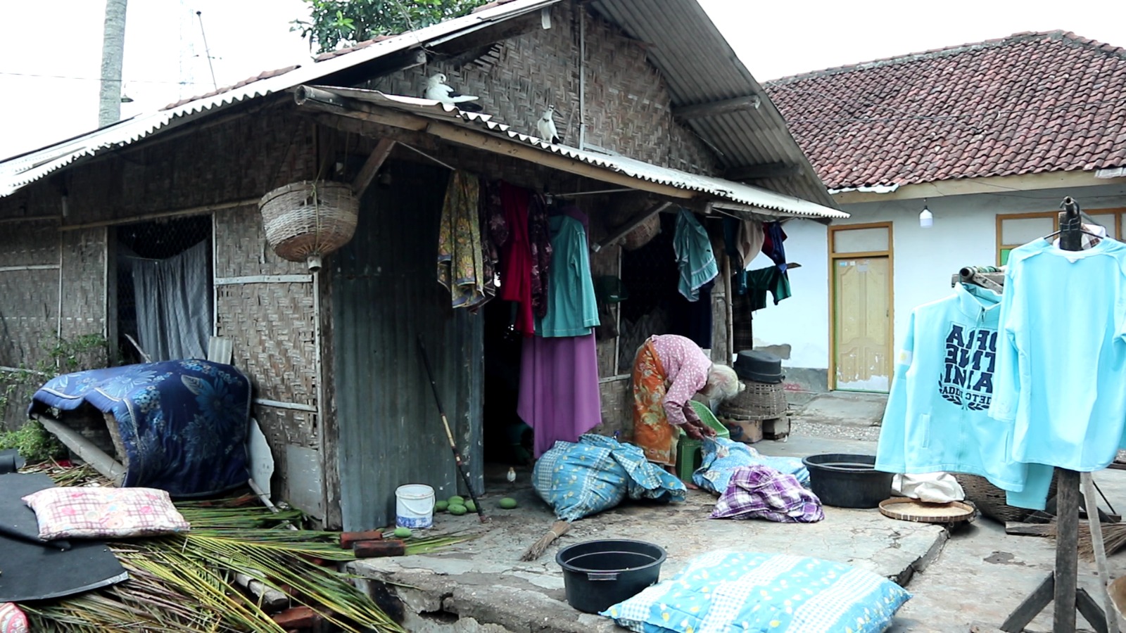 Seorang warga lansia sedang beraktivitas di depan rumahnya yang reot di Lombok Tengah, beberapa waktu lalu.