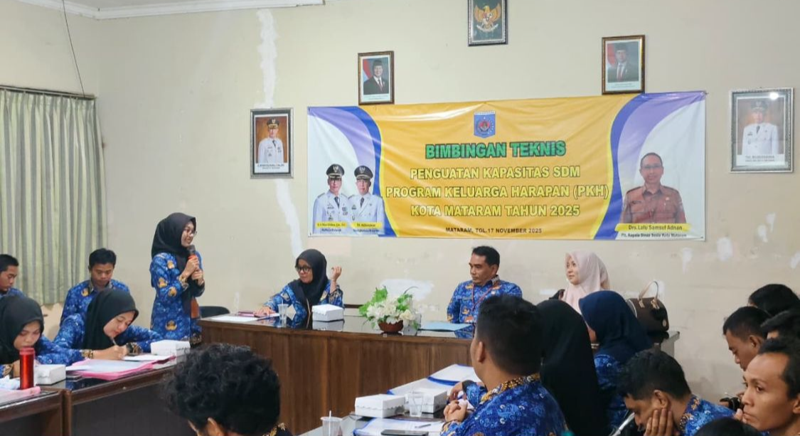 Suasana peserta saat mengikuti sesi pemaparan materi dalam Bimbingan Teknis Penguatan Kapasitas SDM PKH Kota Mataram, Senin (17/11).