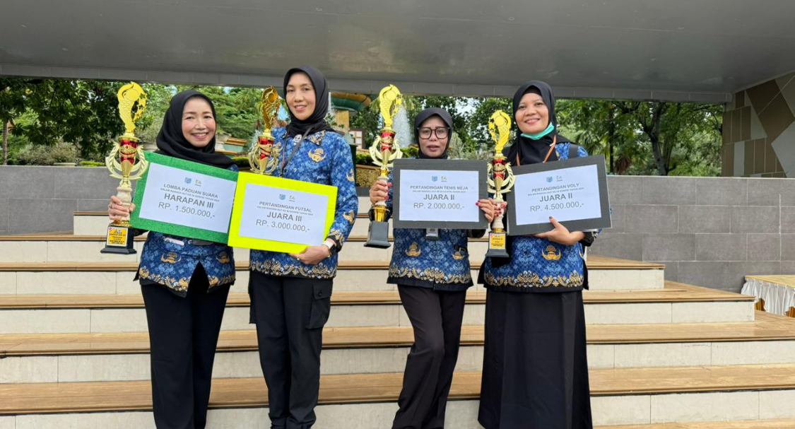 Direktur RS Ruslan dr. Eka Nurhayati dan pegawai RSUD H. Moh. Ruslan Kota Mataram berpose dengan piala dan piagam penghargaan setelah berhasil meraih sejumlah juara pada rangkaian lomba HUT Korpri