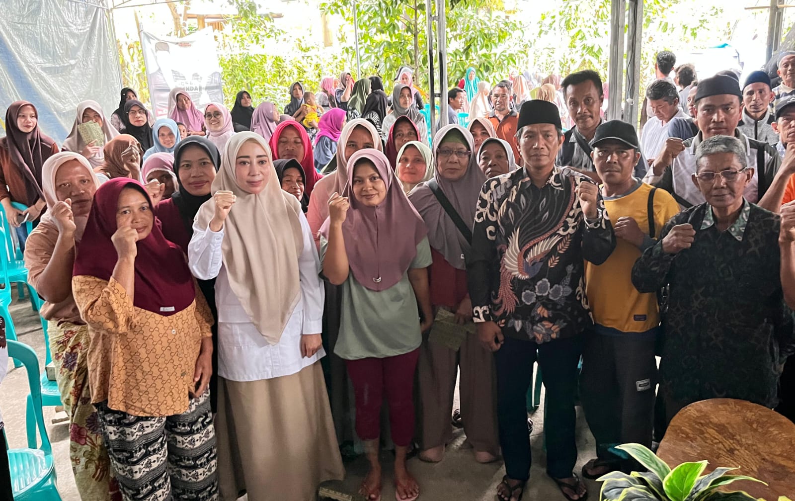 MEMBAUR: Anggota DPR RI Lale Syifaun Nufus (dua dari kiri), Wakil Ketua DPRD KLU Hakamah (tiga dari kanan), bersama warga Dusun Kertaraharja, Desa Genggelang