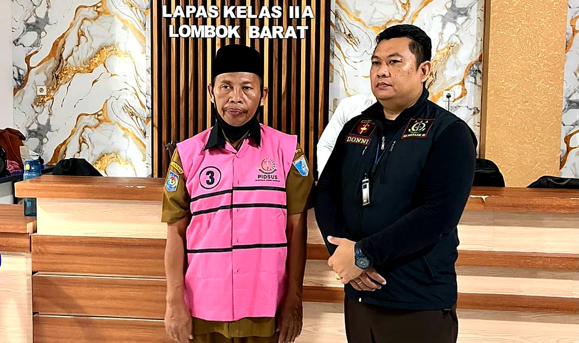 DITAHAN: Tersangka Kabid Dayasos Dinas Sosial Lombok Barat M Zakaki ditahan di Lapas Kelas IIA Lombok Barat, Selasa (2/12).