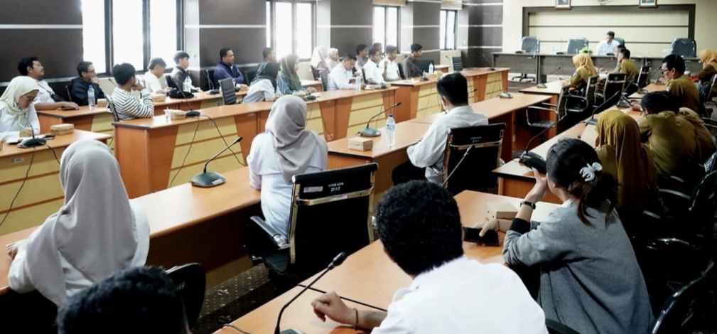 Para tenaga honorer Pemprov NTB saat melakukan rapat dengar pendapat (RDP) dengan Komisi I DPRD NTB di awal November lalu. Mereka berharap bisa tetap bekerja tahun 2026.