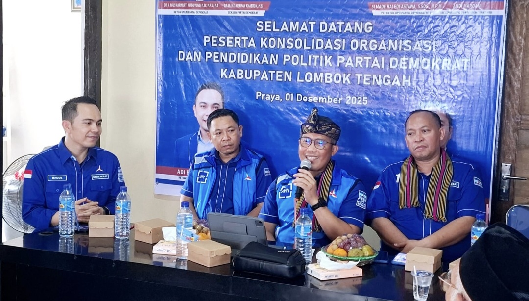Pelaksana Tugas (Plt) Ketua DPD Demokrat NTB Letkol Inf (Purn) Si Made Rai Edi Astawa  saat melakukan road show di Kantor DPC Demokrat Lombok Tengah, Senin (1/12).