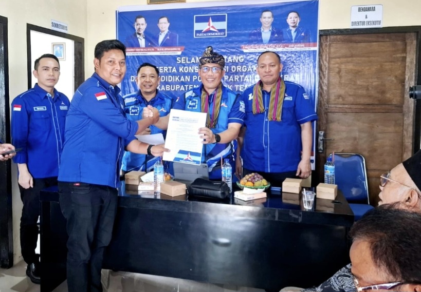 Plt Ketua Demokrat NTB Si Made Rai Edi Astawa (dua dari kanan) menyerahkan SK ke pengurus PAC se-Lombok Tengah di Kantor DPC Demokrat Lombok Tengah, Praya, Senin (1/12).
