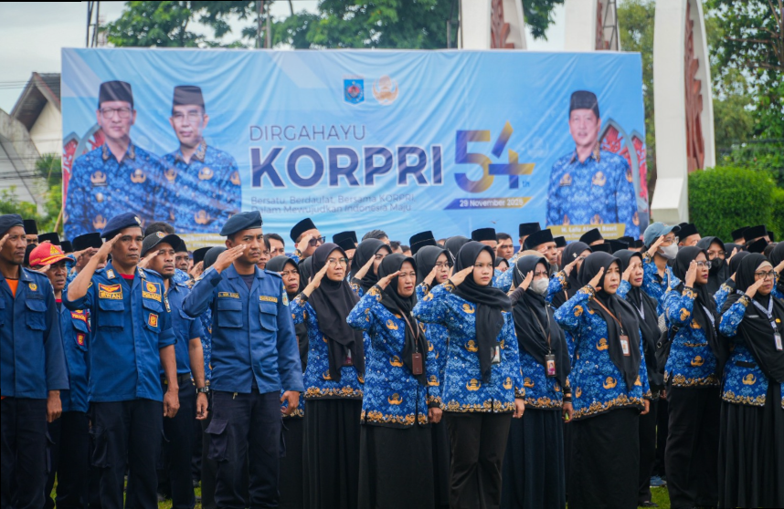 Ratusan ASN Kota Mataram mengikuti upacara HUT ke-54 KORPRI dengan penuh disiplin dan kekhidmatan.