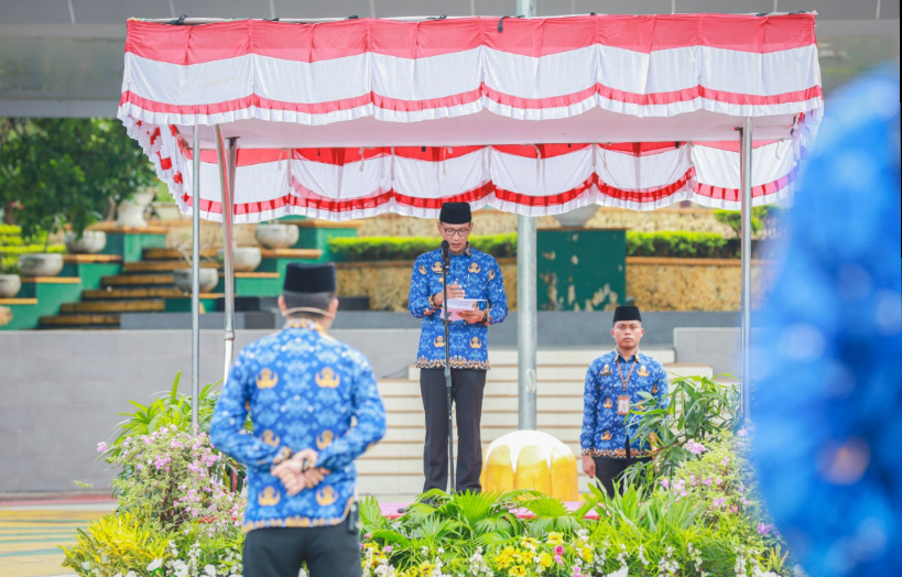 Pasukan pengibar bendera menjalankan tugas dengan khidmat pada puncak peringatan HUT ke-54 KORPRI.