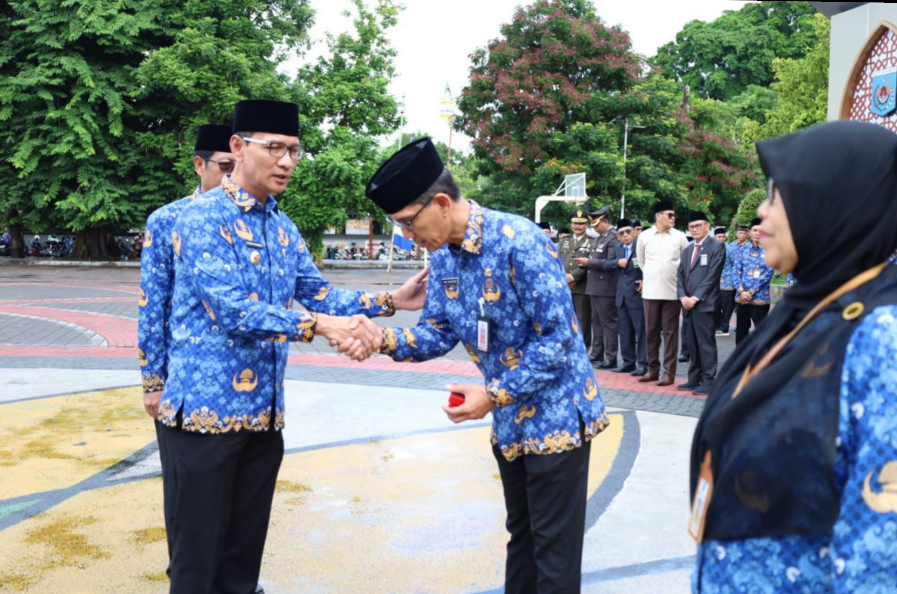 Wali Kota Mataram Dr. H. Mohan Roliskana memberikan ASN Berprestasi pada dr. H. Tris Cahyoso, MARS yang berposisi sebagai Wadir Bidang Pelayanan RS Ruslan atas dedikasi dan kinerja.